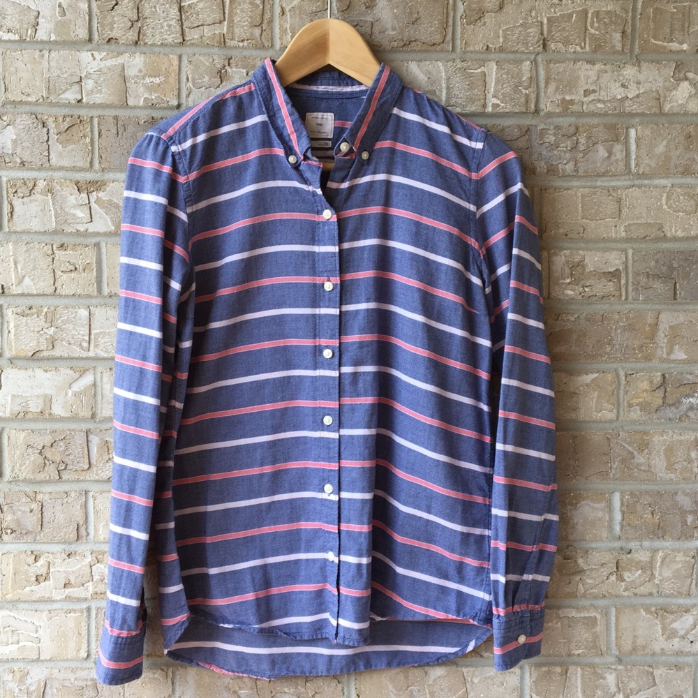 Gap The Fitted Boyfriend Button Up Shirt Size S 🌸